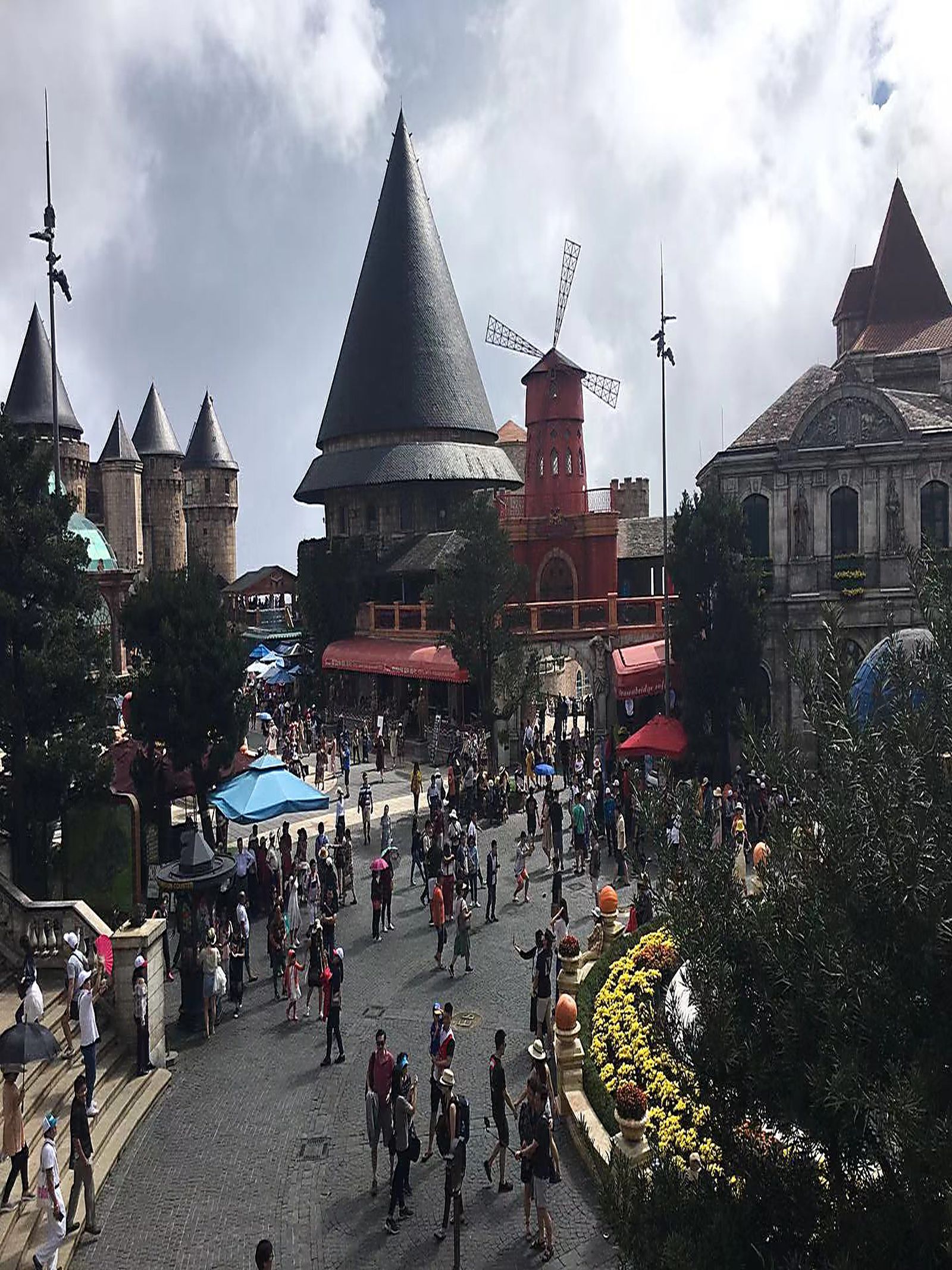 Ba Na Hills is not an amusement park, but a food court tour.