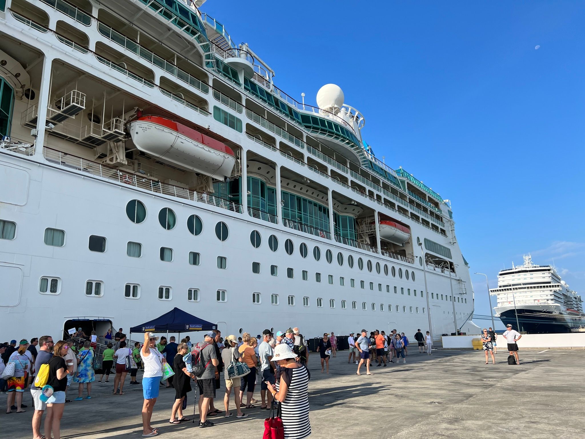 Cruise in the Southern Caribbean. Day 2. Liner. "Vision of the seas", what are the cabins here.