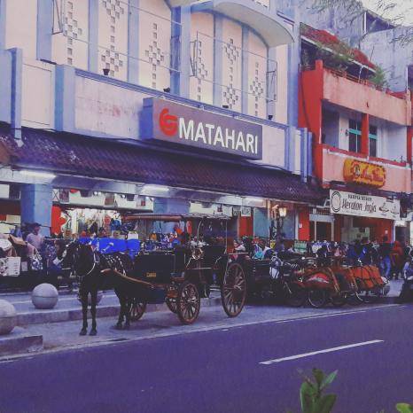 A Guide to Yogyakarta’s Lively Downtown Street Market Malioboro