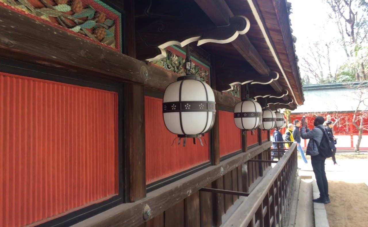 These wooden sculptures on the roof look so beautiful!