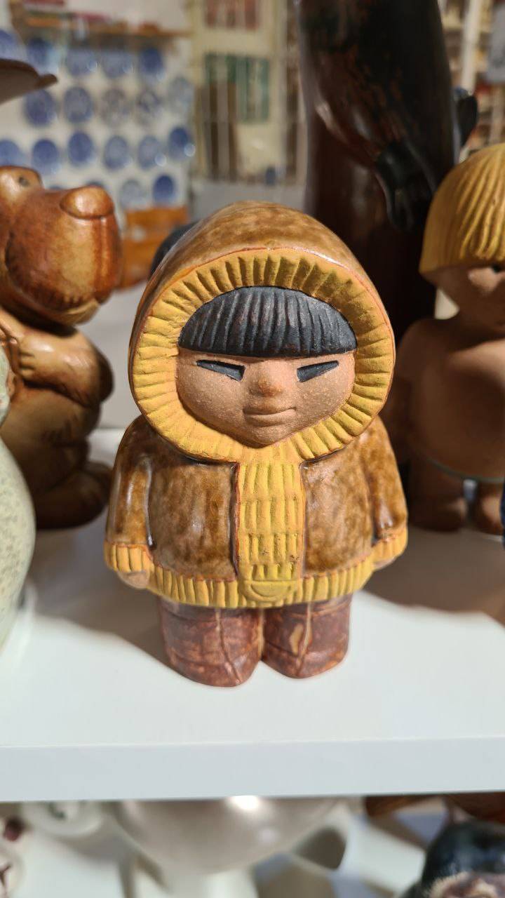 I bought this cute ceramic work of Inuit boy who looks like me. Haha! This artwork is also designed by Lisa Larson 😀👏😀👏