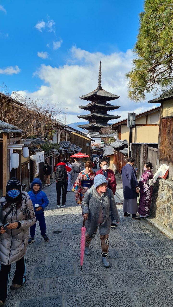 Many people were visiting there! Wow!