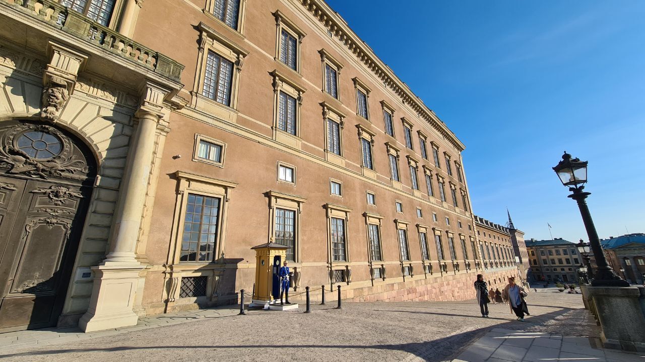 Stockholm palace - https://www.kungligaslotten.se/vara-besoksmal/kungliga-slottet.html