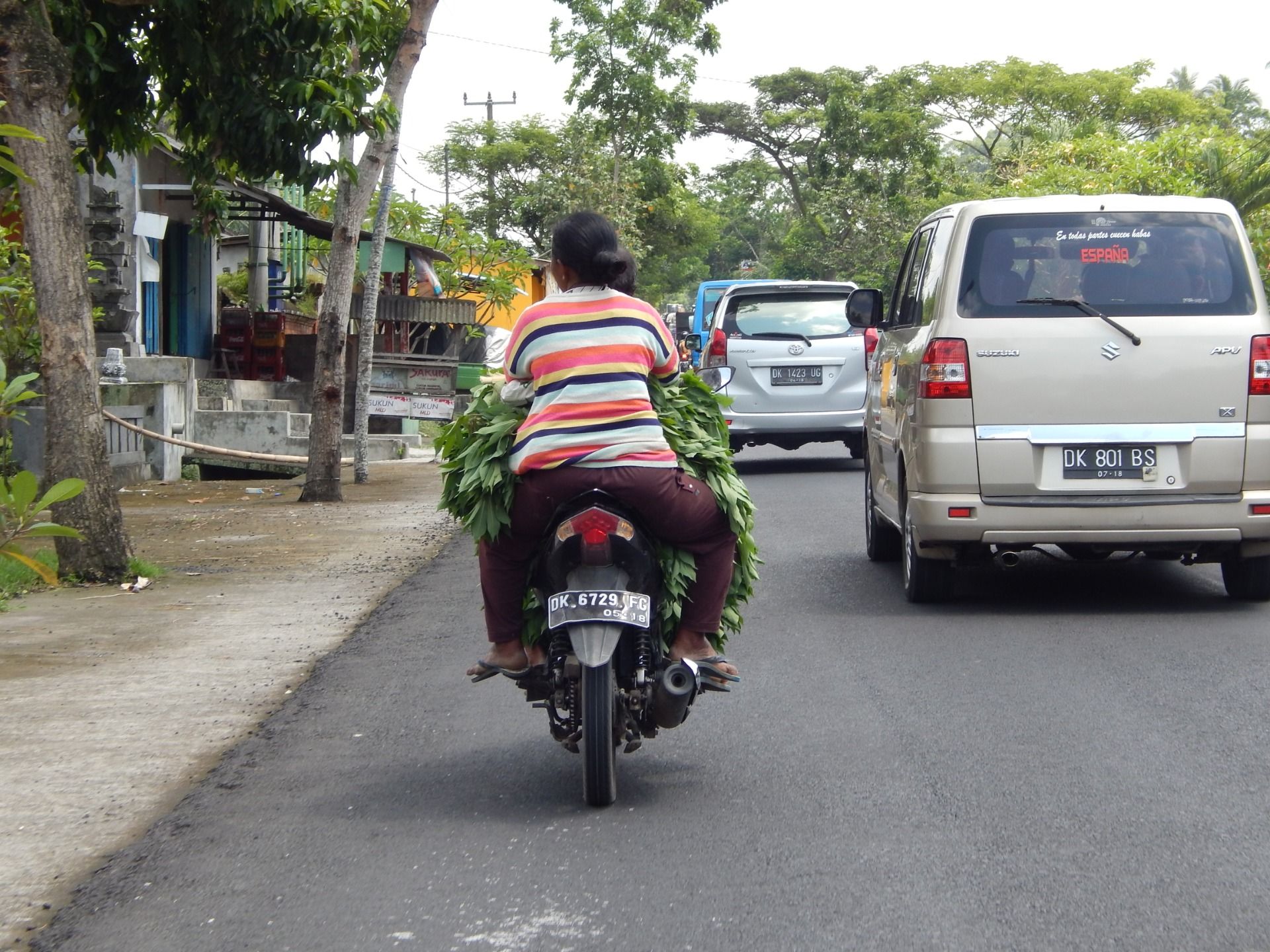 Oh the roads, people bringing stuff around in all kind of manners. Somewhere you would be an outlaw but they remind me of old stories told by my grandparents of the 50’s and 60’s when after the war people in Italy used everything they could to restart anew. It filled my spirit with determination.
