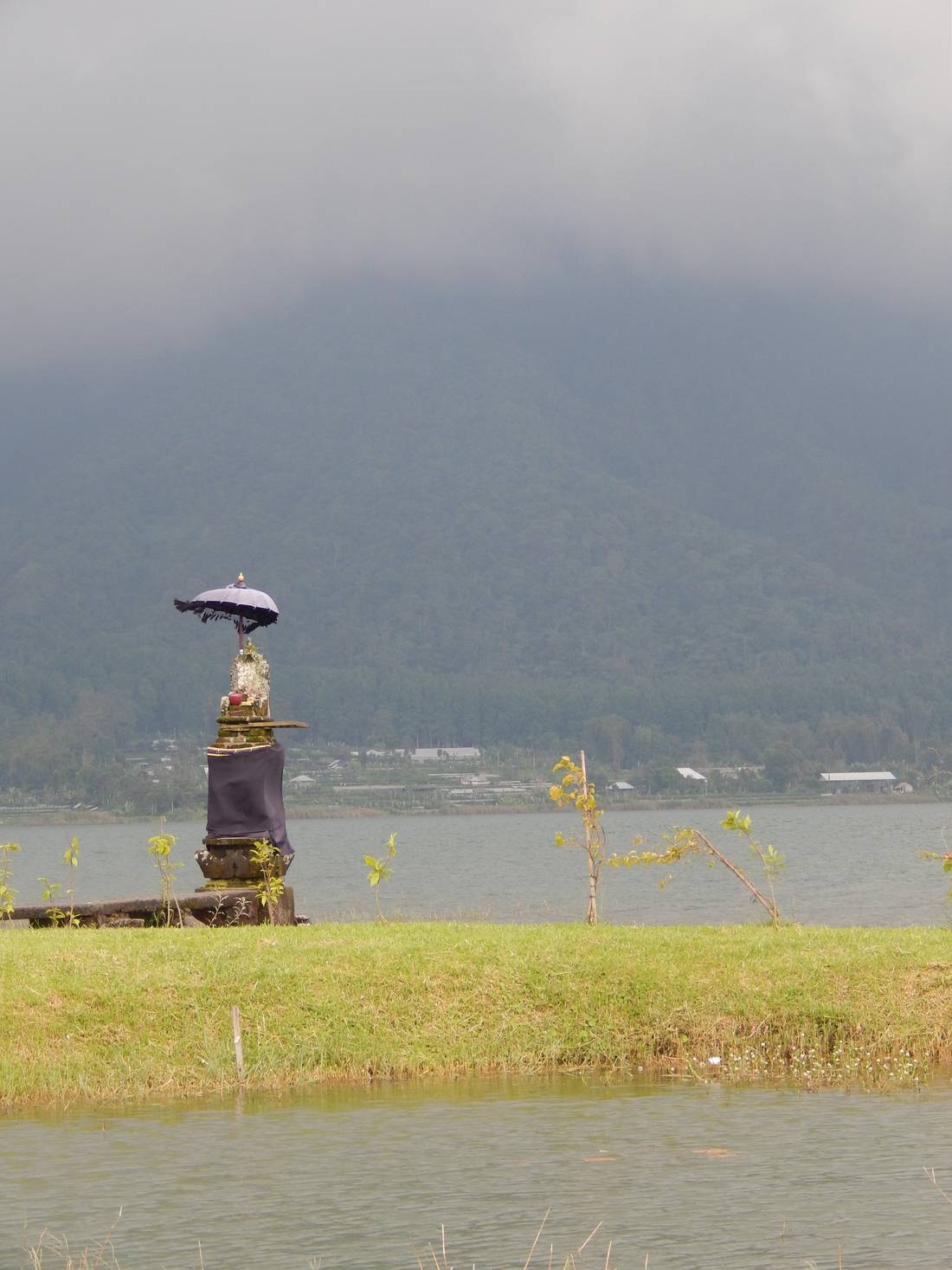 After the 1 hour trip on the uphill road here the lake open up, with it’s beautiful shores ranging beneath the Bedugul