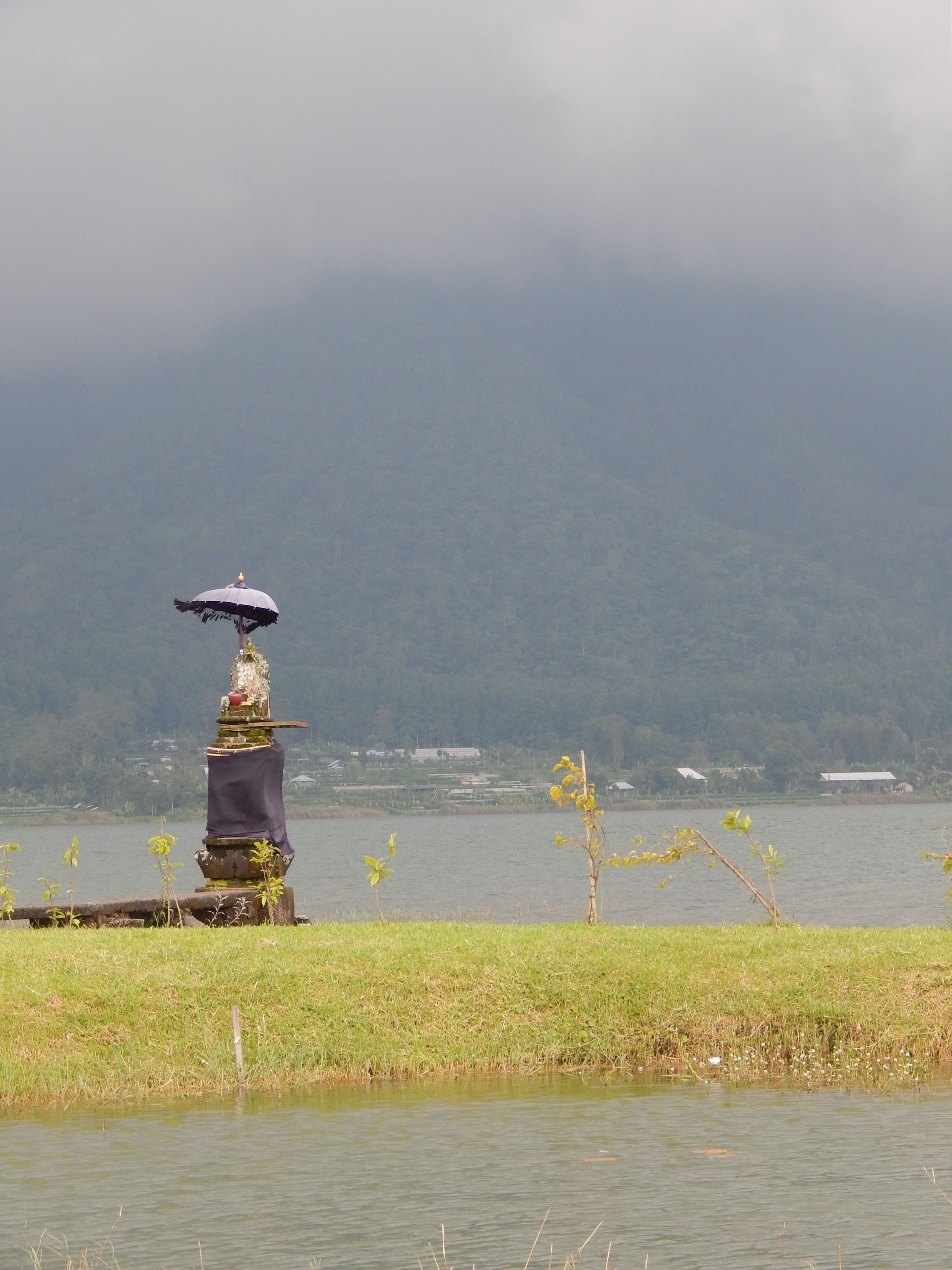 After the 1 hour trip on the uphill road here the lake open up, with it’s beautiful shores ranging beneath the Bedugul