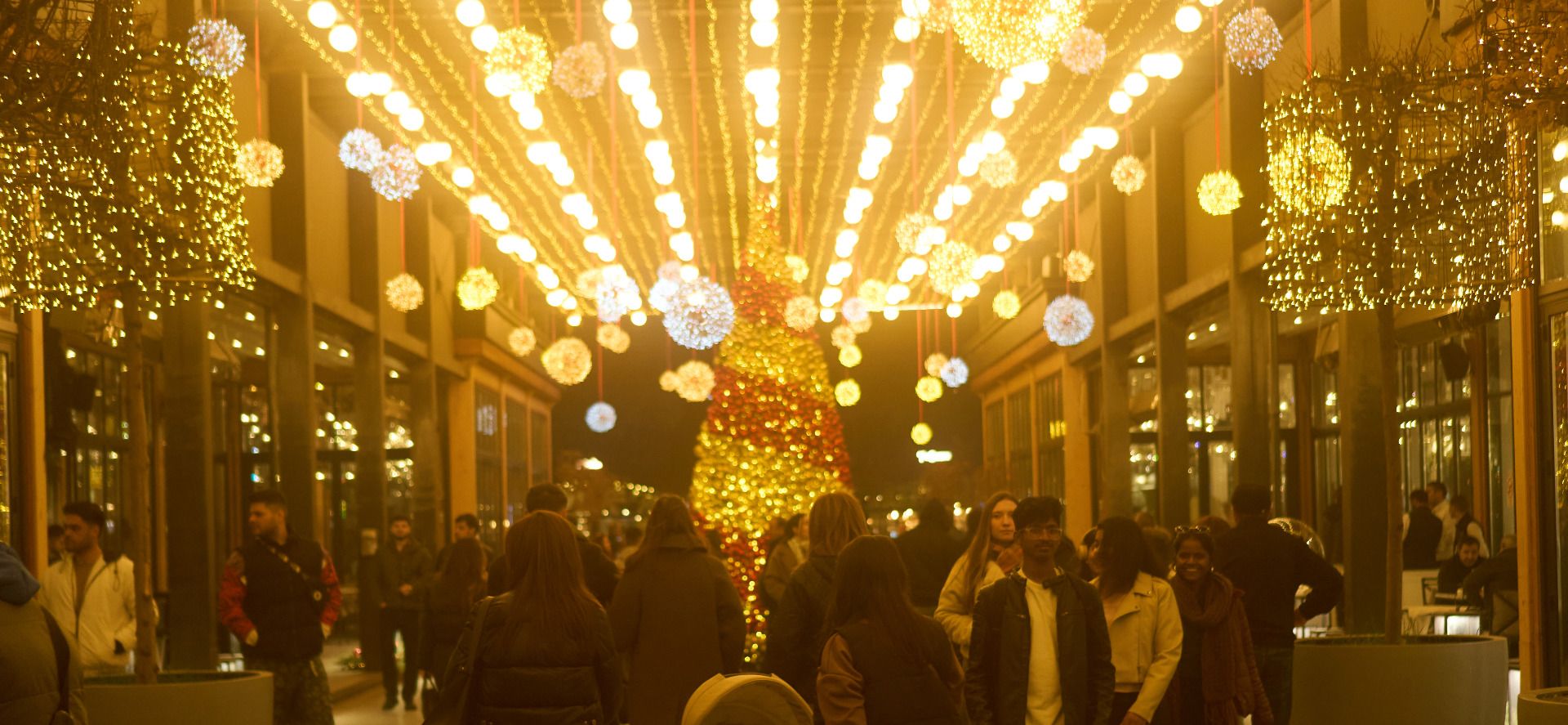 A Polluted Christmas Market Opening
