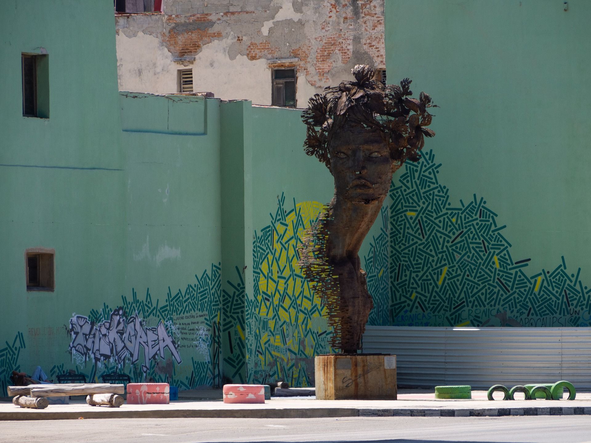 Primavera was created by the Cuban artist Rafael Miranda San Juan as a tribute to Cuban women.