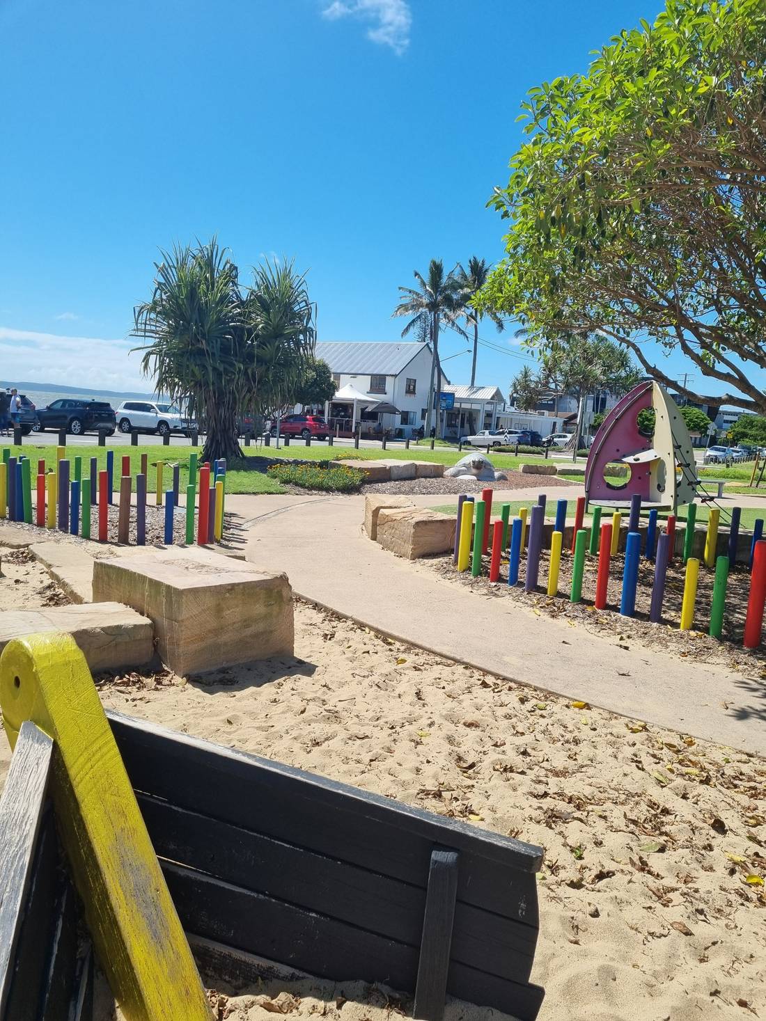 Out at Cleveland Point there’s the Lighthouse Restaurant and a nearby (colourful) play area for the kids.