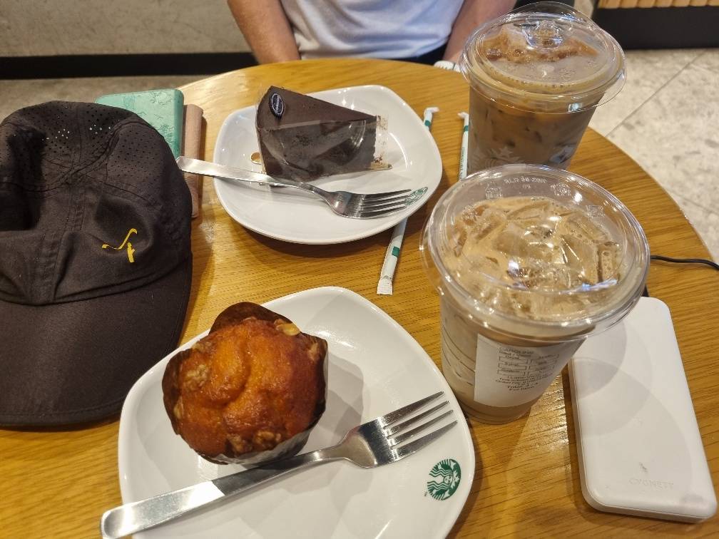 It was another hot day and we had to find refuge in an air conditioned Starbucks and indulge in some cold drinks and sugary cakes 