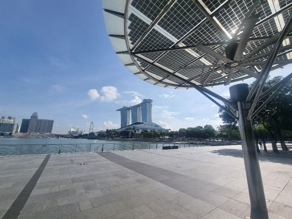 It get so hot and humid in Singapore that they even have outdoor solar fans. I think it was too early for it to be working but the shade was still great.