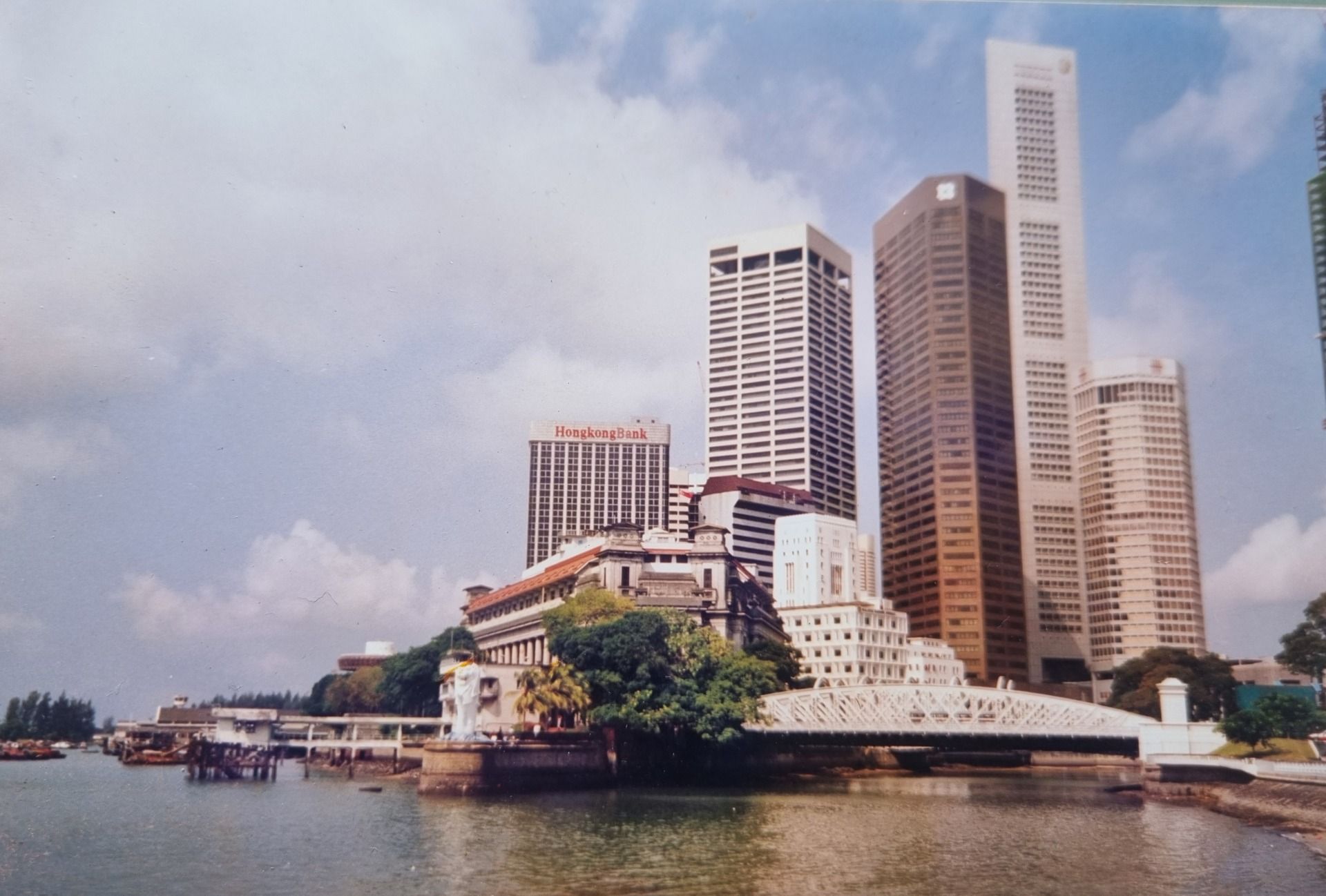 I took this photo of the Merion and Singapore while I was back packing there in 1991. Wow hasn’t it changed. There is another two bridges in front of the white Anderson bridge, lots more buildings and the marina boardwalk. You can just make out the white Merlion just left of centre.