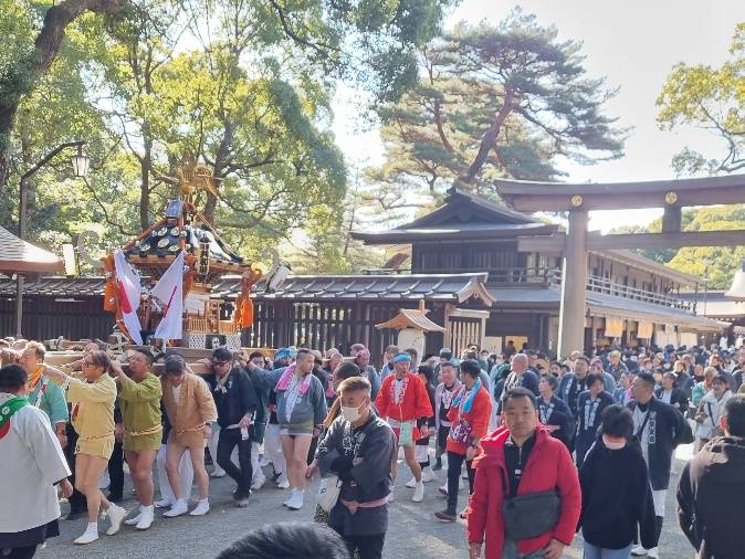 It was like every local community group had there own costume and they were carrying heavy wooden mini portable shrines called ”mikoshi” to and from the main shrine.