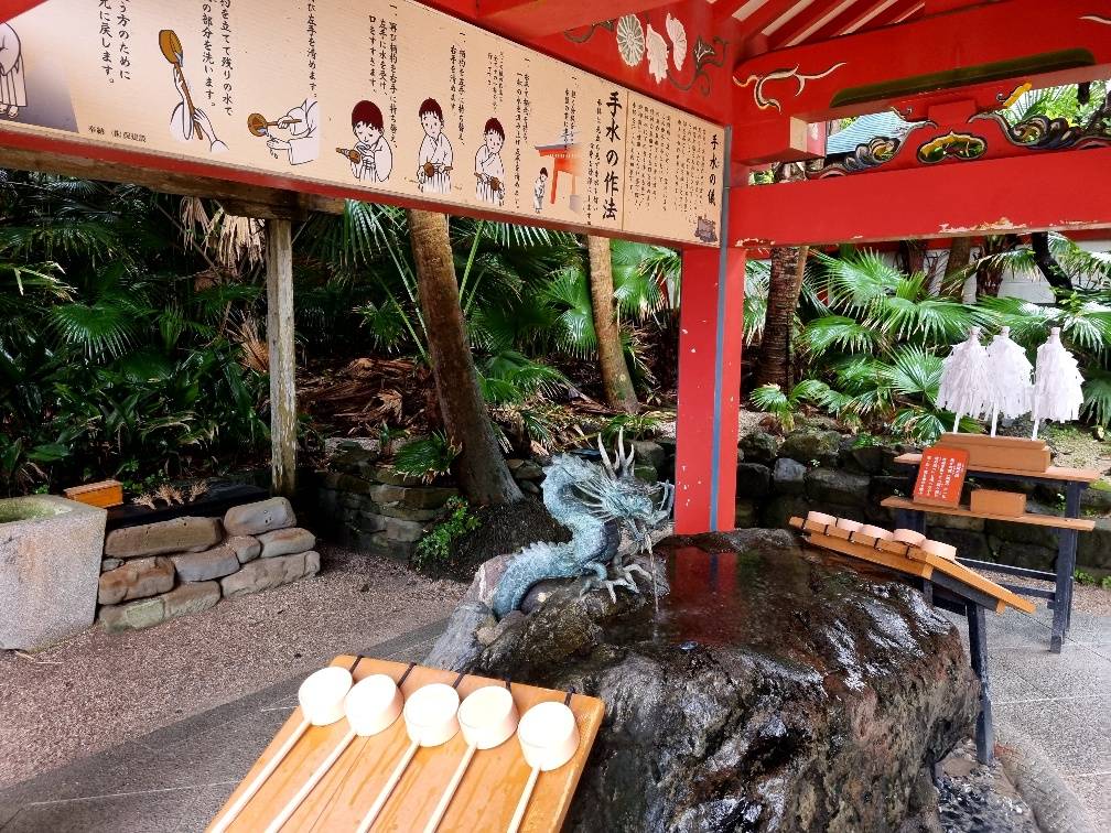 There was a special sequence to wash your hands and mouth with water from the dragon before entering.