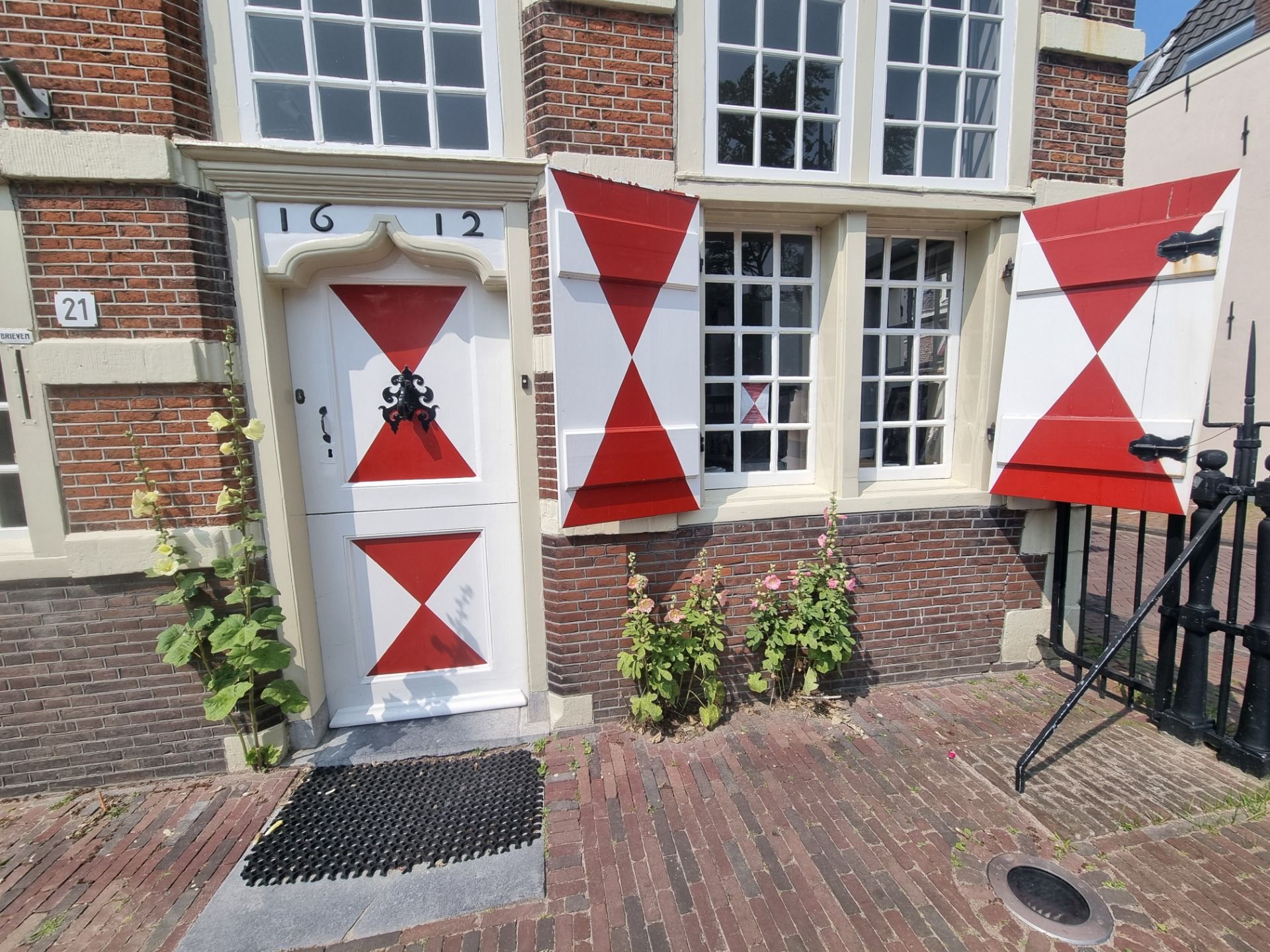The red and white was everywhere in Leiden their town colors.