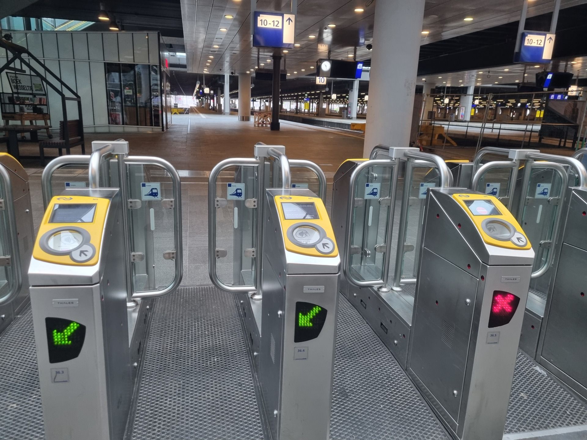 The Dutch have a great train system except when it’s on strike. We were hoping for a day trip into Amsterdam but arrived at the Leiden train station to find notices on all the ticket machines, nothing running and the platforms completely empty. We would have gone into Amsterdam the day before, if we had know but we had not seen any news or information. It must have been the only time we never checked out the tourist information centre straight after we had checked into our accommodation. It was possible to make in Amsterdam by bus but it turned a half hour trip into two and half hours on two buses and a tram. The Hague sounded like a better option with one much shorter direct bus. It was raining when we arrived at the home of the Dutch parliament, the Kings office and the International courts but it was still good to have a look around some where new.