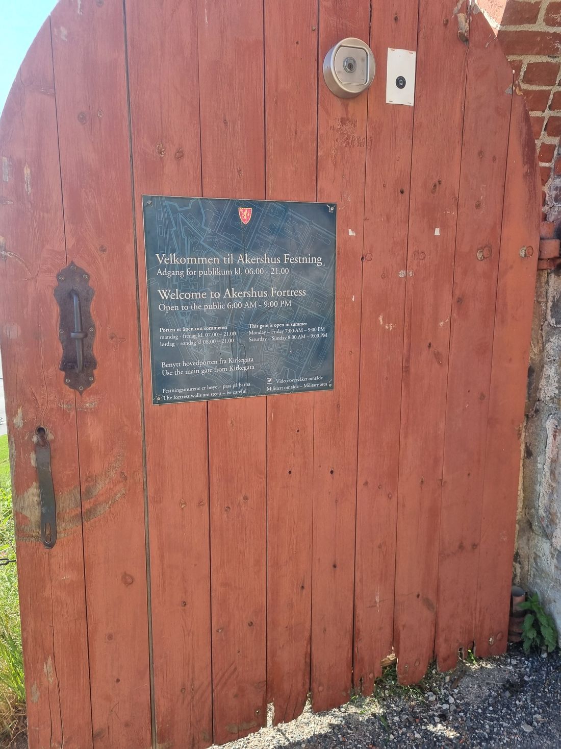 I had a bit of spare time and it was such a nice day that I thought I could squeeze a quick look around this medieval looking castle.