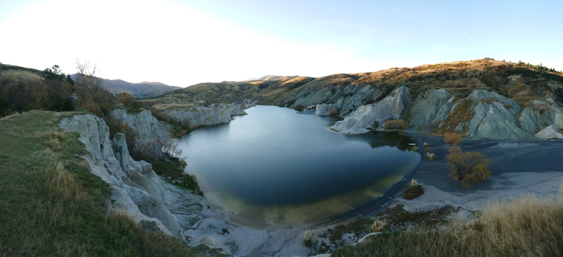 After the sun goes down, the temperature quickly drops and it's time to get back to the warm fire in our accommodation!