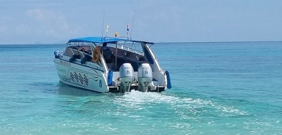 Speedboats like this bring you to Koh Lipe