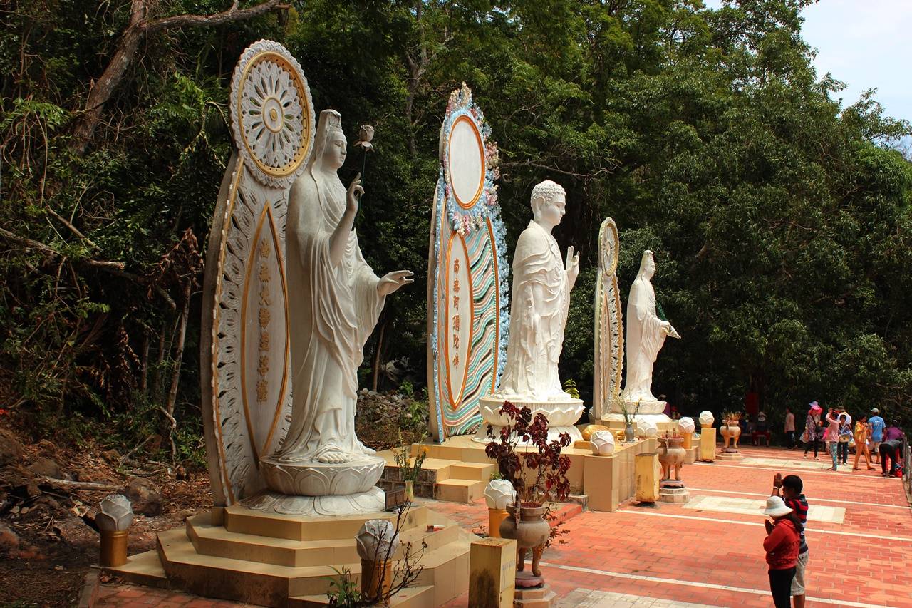 Three large Buddhist statues