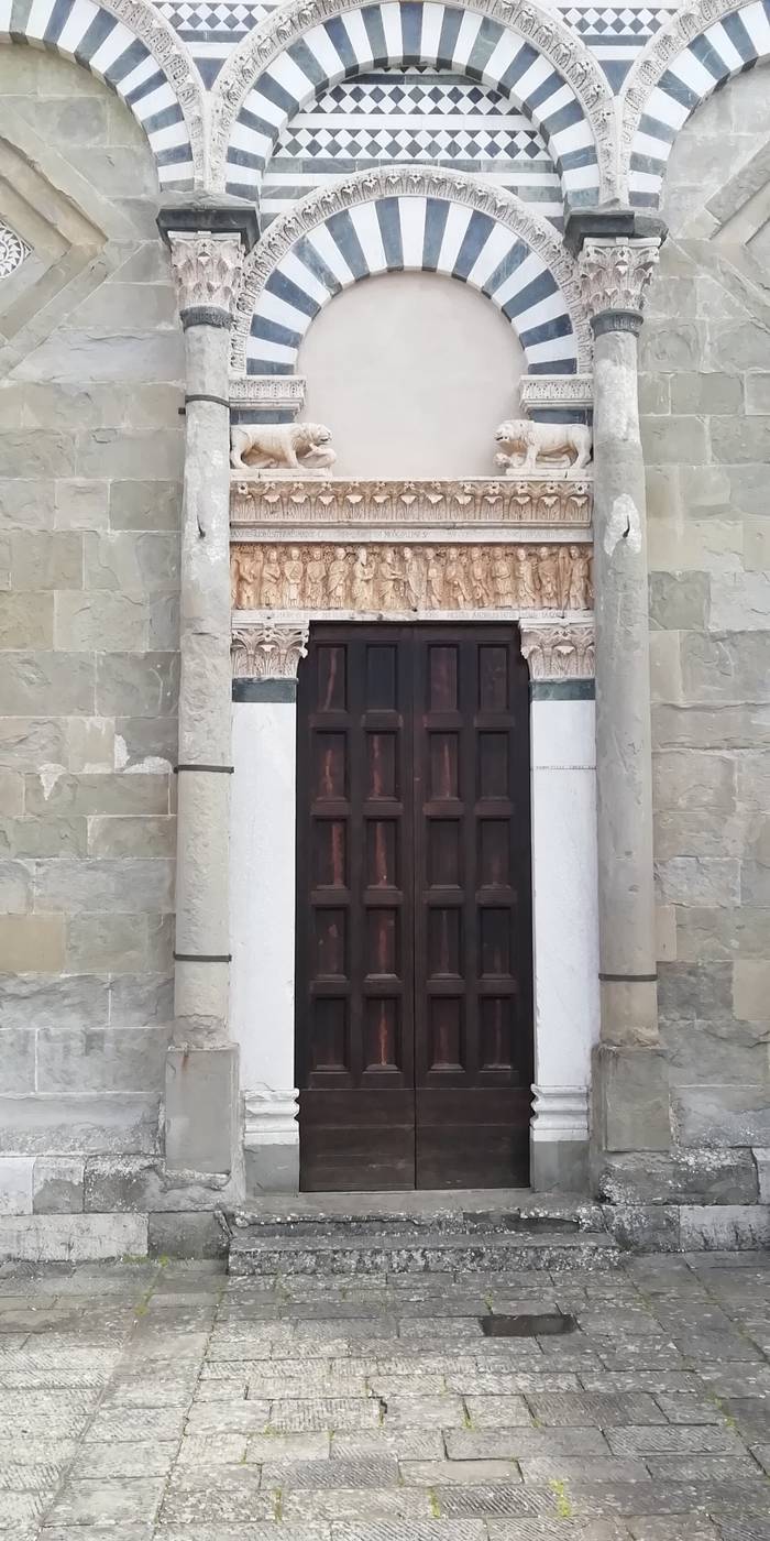 This is the frontal door, simple with some sculptures dedicated to the annunciation and two lions that protect the door, usually we enter by that door for the holy mess but now that there are problems for the covid we use a backdoor for entering in this church and we can not enter there freely as always.
