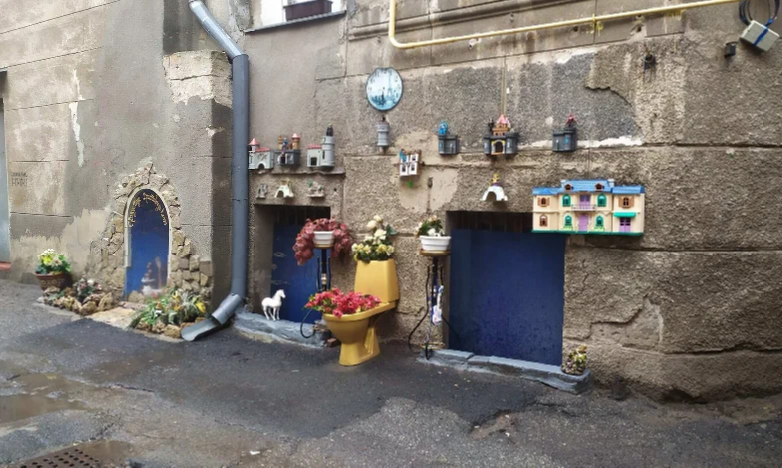 Odessa courtyard in Mukachevsky lane is decorated with a golden toilet bowl with flowers