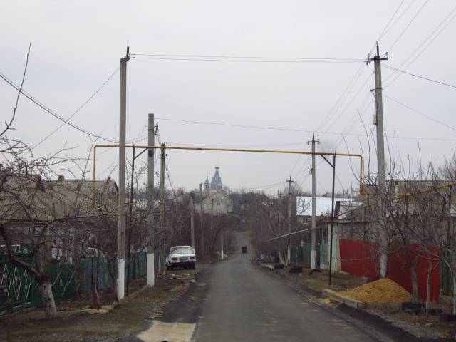 We move along Kharkovskaya street towards the church