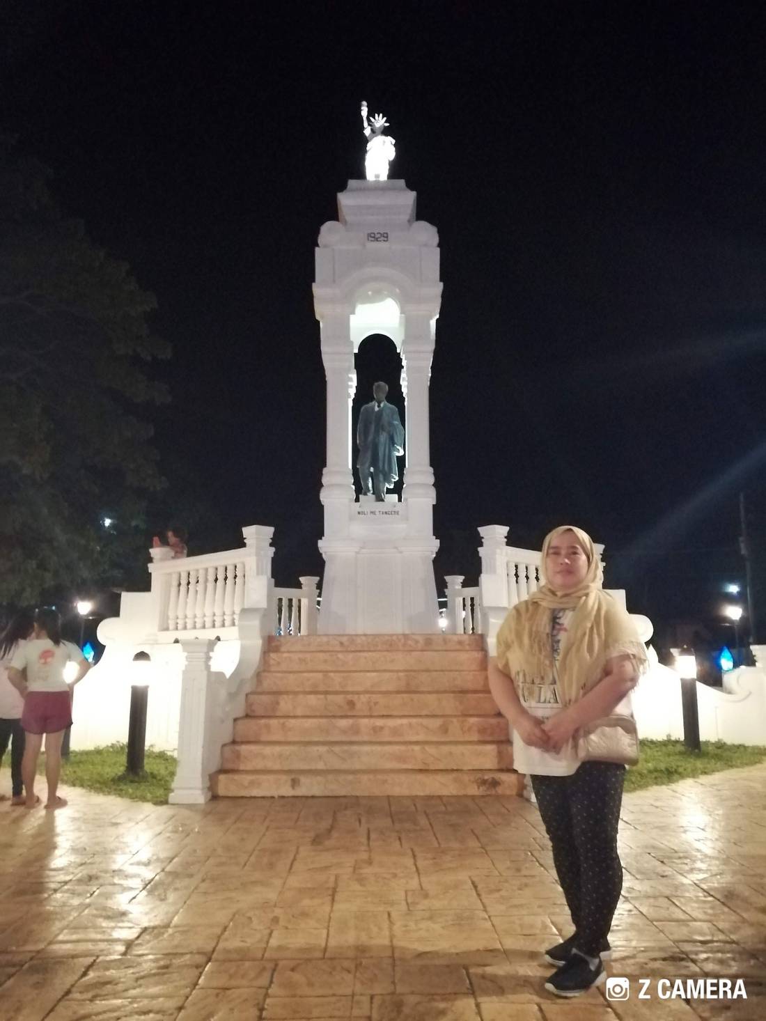 It’s me during my 2019 vacation. It is the Statue of Liberty of Loon made last 1921 with the statue of our first National Hero Dr. Jose Rizal.. It is located beside the old church.