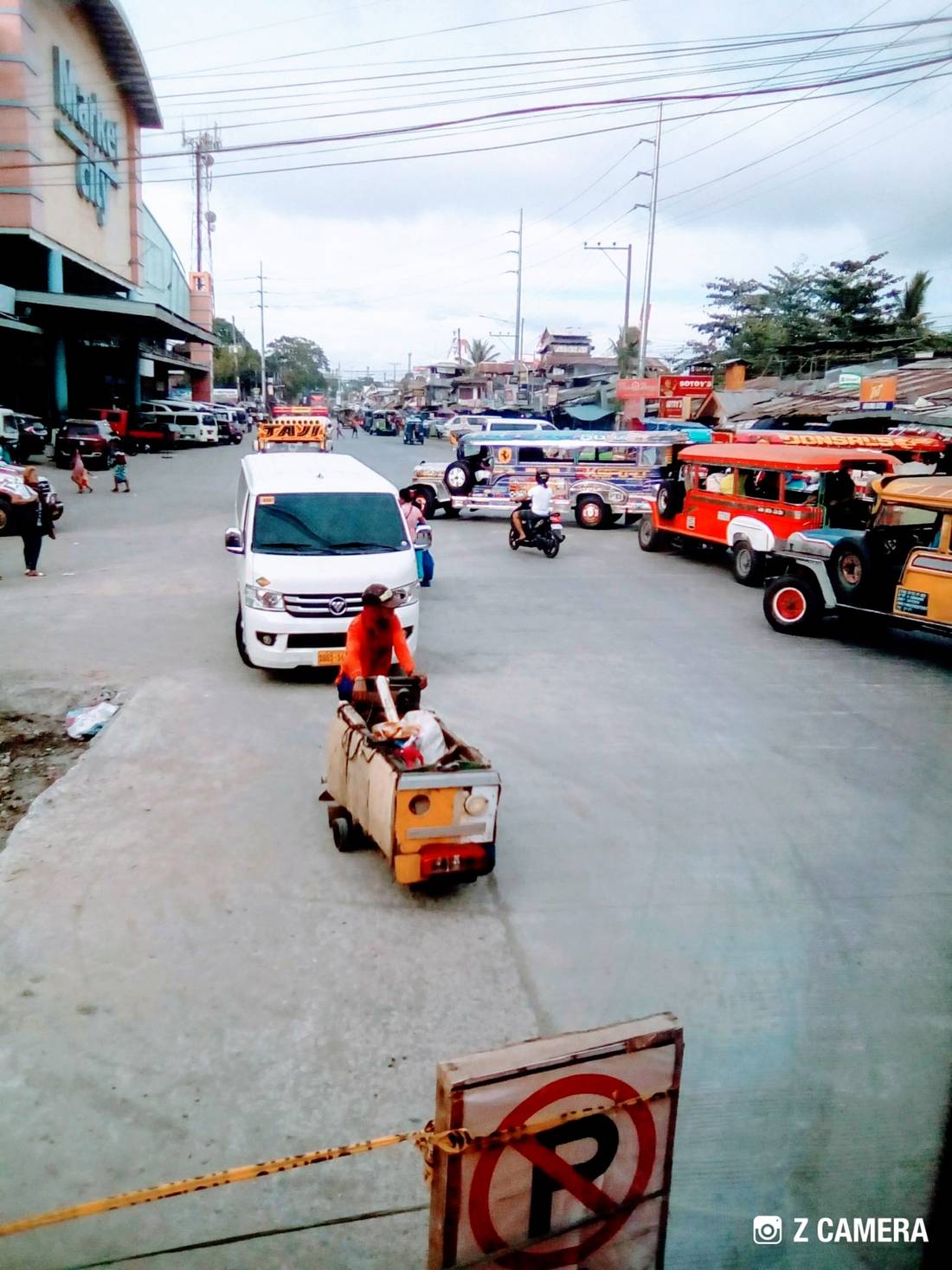 Reaching the Cagayan De Oro City public market from a very long distance rides from the airport. I met the second stranger who shared with me the taxi bill. I was too lucky in my trip. This was the place I found the bus terminal bound for Valencia Bukidnon.