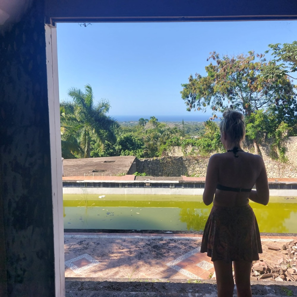 nice view with a huge pool