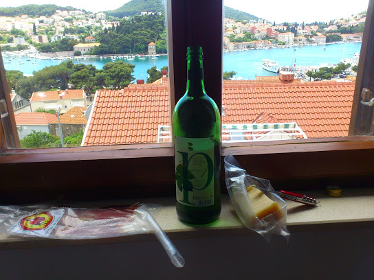 Eating and drinking with view never hurt anybody