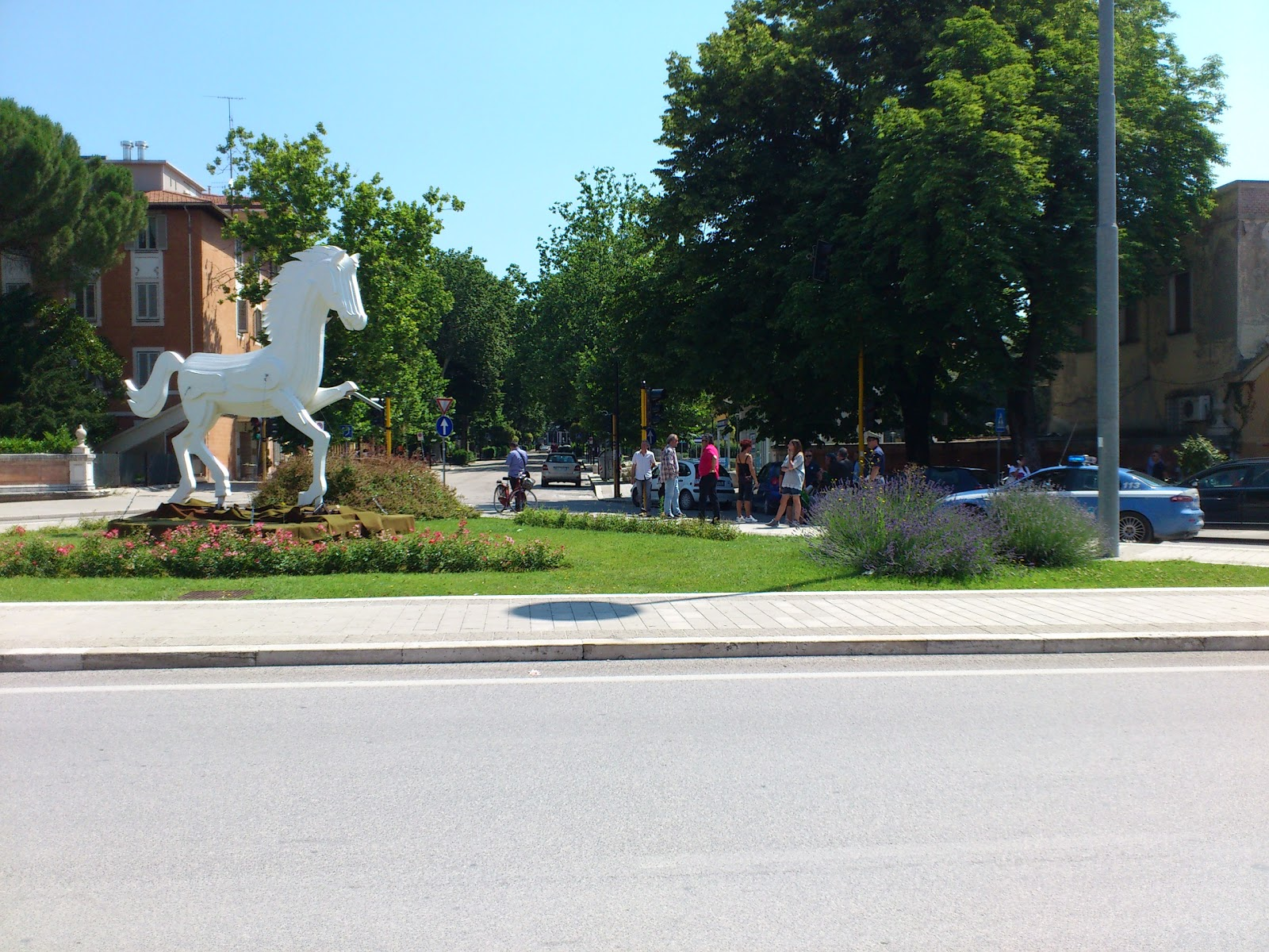 The missing left leg of this horse statue attracted the attention of locals and police!