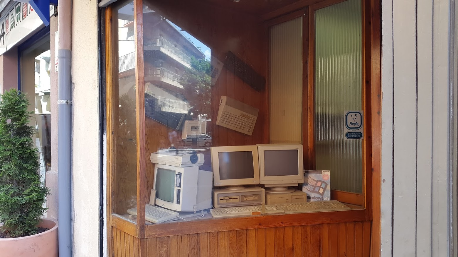 Don’t laugh at the ”Windows 95”...those PCs are much older :)