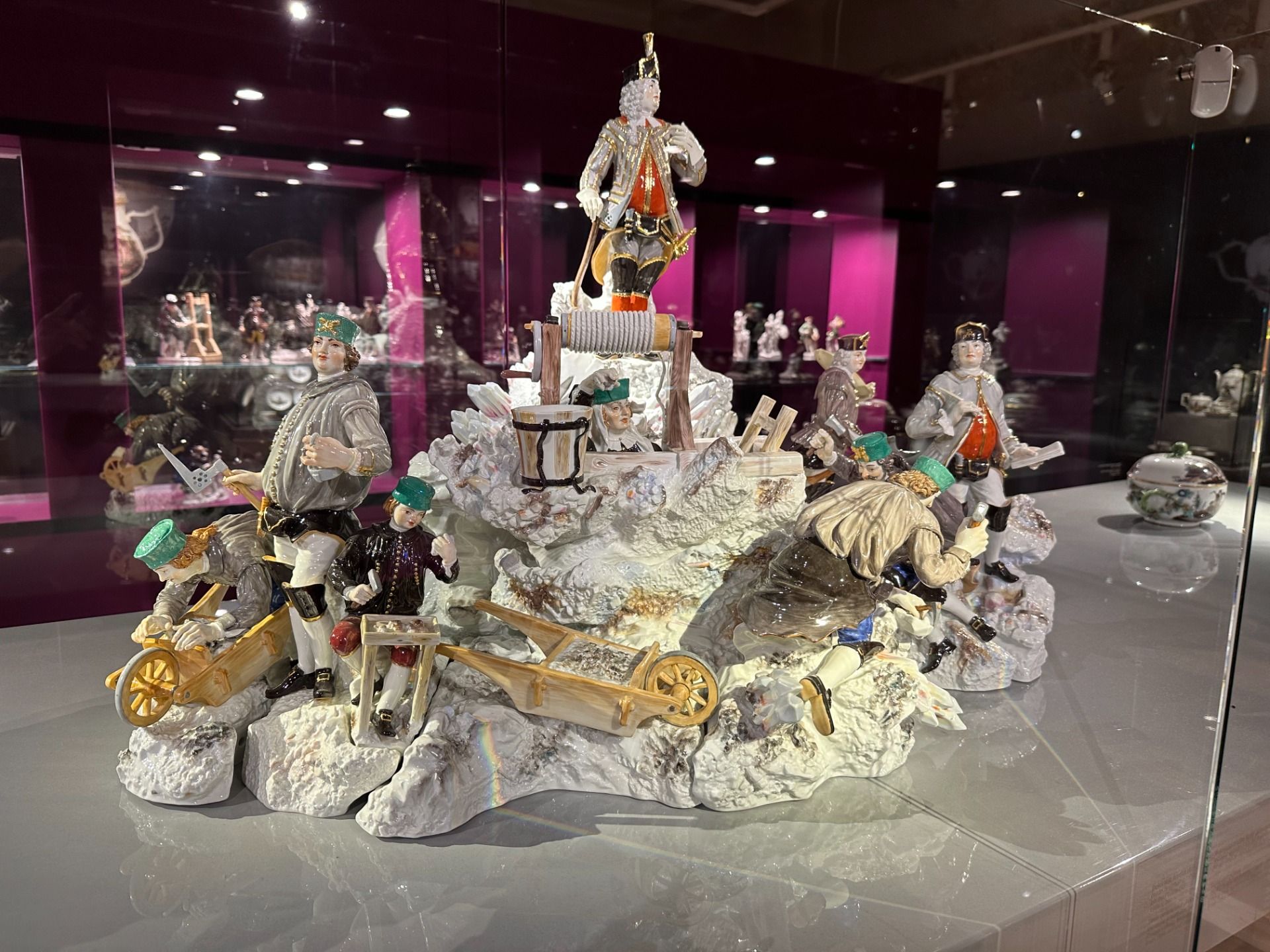 Exhibition of mining porcelain [ENG-PL].