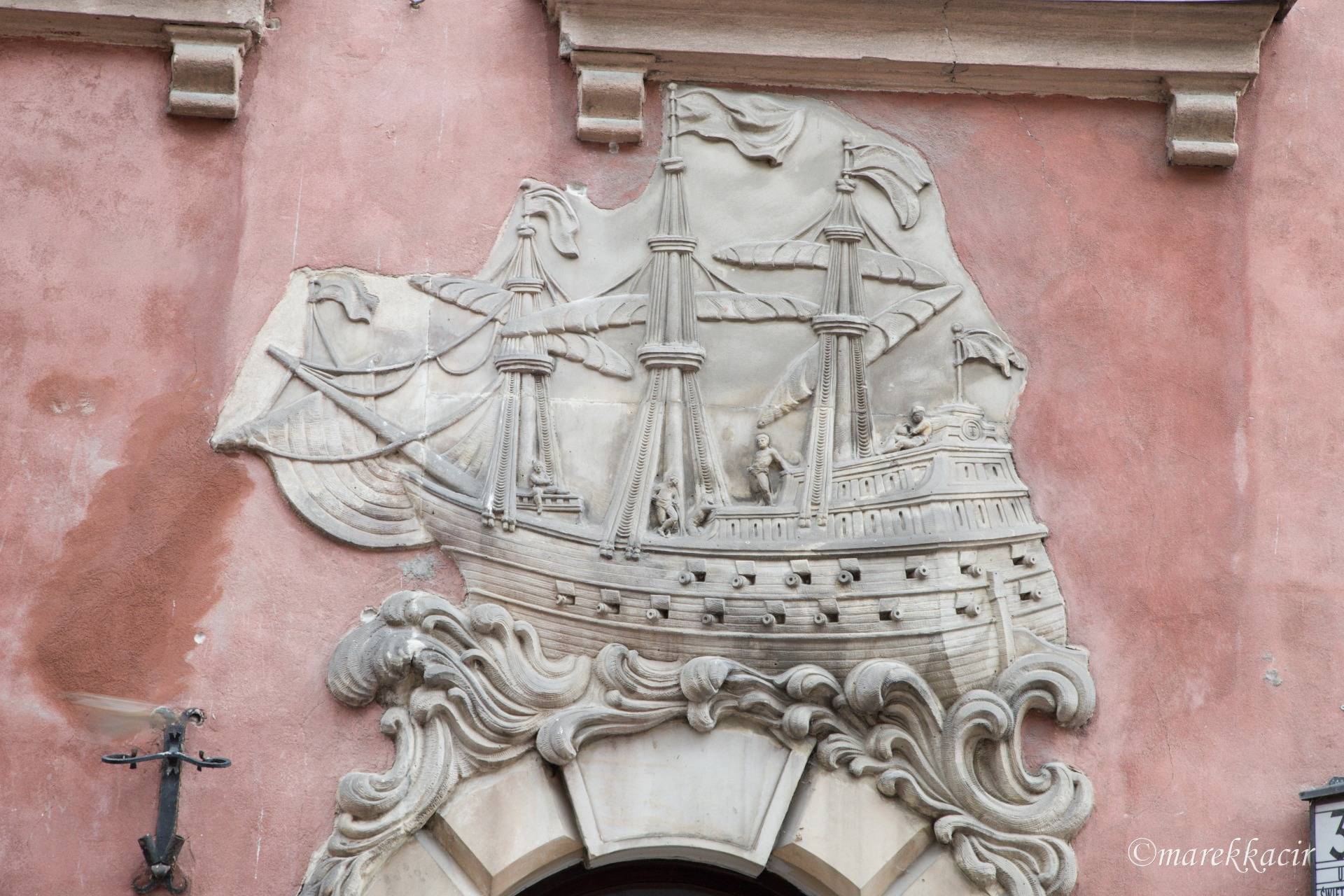 Ship on fasade