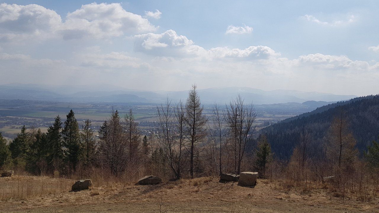 Szczyrk jest miastem górskim, położonym w dolinie. By wyjść na otwartą przestrzeń, wystarczy krótka wspinaczka i odrobina wysiłku. Kilka lat temu leśnicy stworzyli nową drogę przeciwpożarową. Oplata ona górę Skalite dookoła. Gdy wybrałem się, by sprawdzić którędy dokładnie przebiega ta droga, na szczycie góry odkryłem kamieniołom. Tłumaczenie nazwy góry ”Skalite” wzięło się stąd, że wierzchnia wartwa ziemi jest bardzo płytka, a tuż pod powierzchnią znajduje się lita skała. U podnóża góry znajduje się stary, nieczynny kamieniołom.
