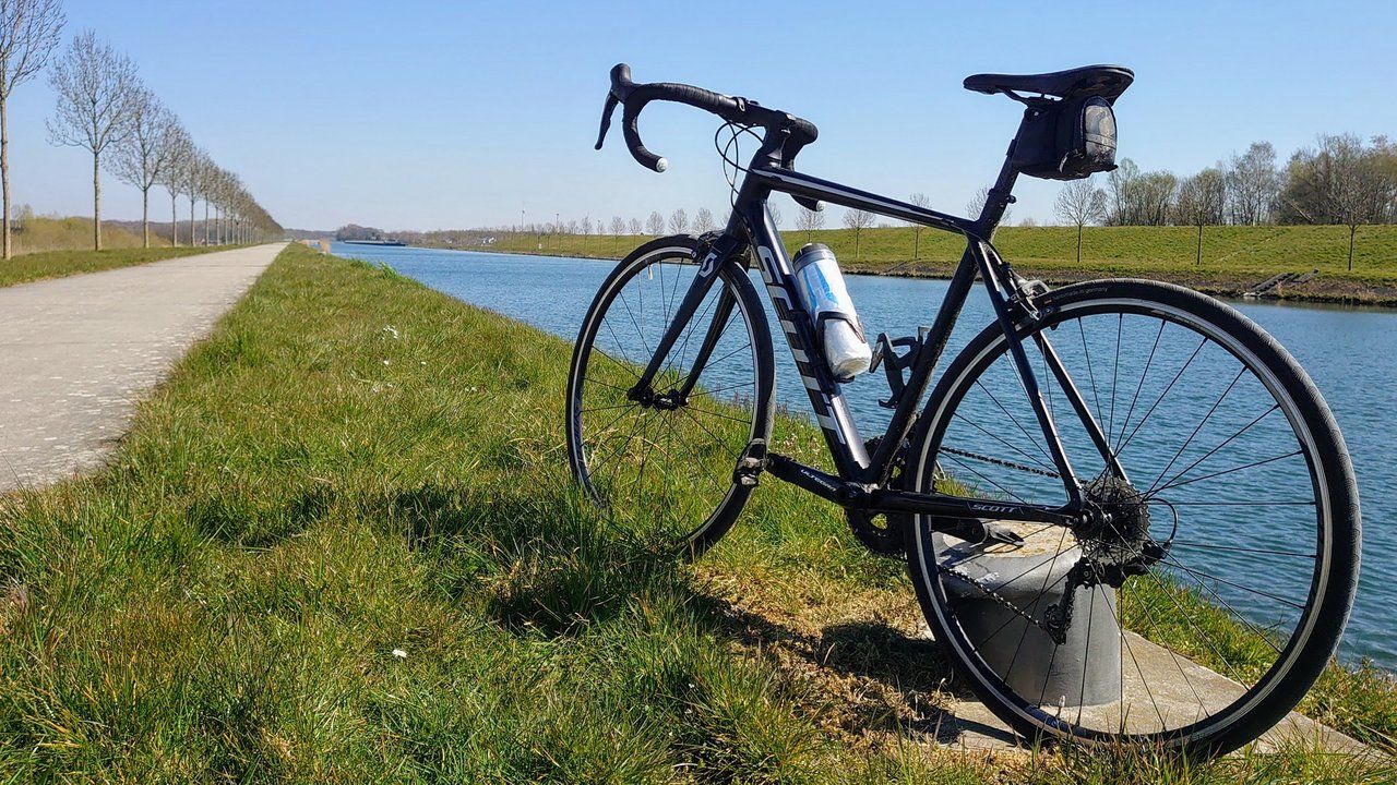 Jest jednak tak piękna pogoda, że postanowiłem skorzystać z pierwszego wiosennego ciepłego dnia, wybrałem się nad kanał, ale chciałem pojechać niego dalej, bo miałem świadomość, ze ścieżki nad kanałem w okolicach La Louviere będą nieco tłoczne, dlatego też zdecydowałem się na jazdę po lewej stronie kanału, gdzie jest mniej zabudowań przez co ruch był mniejszy.