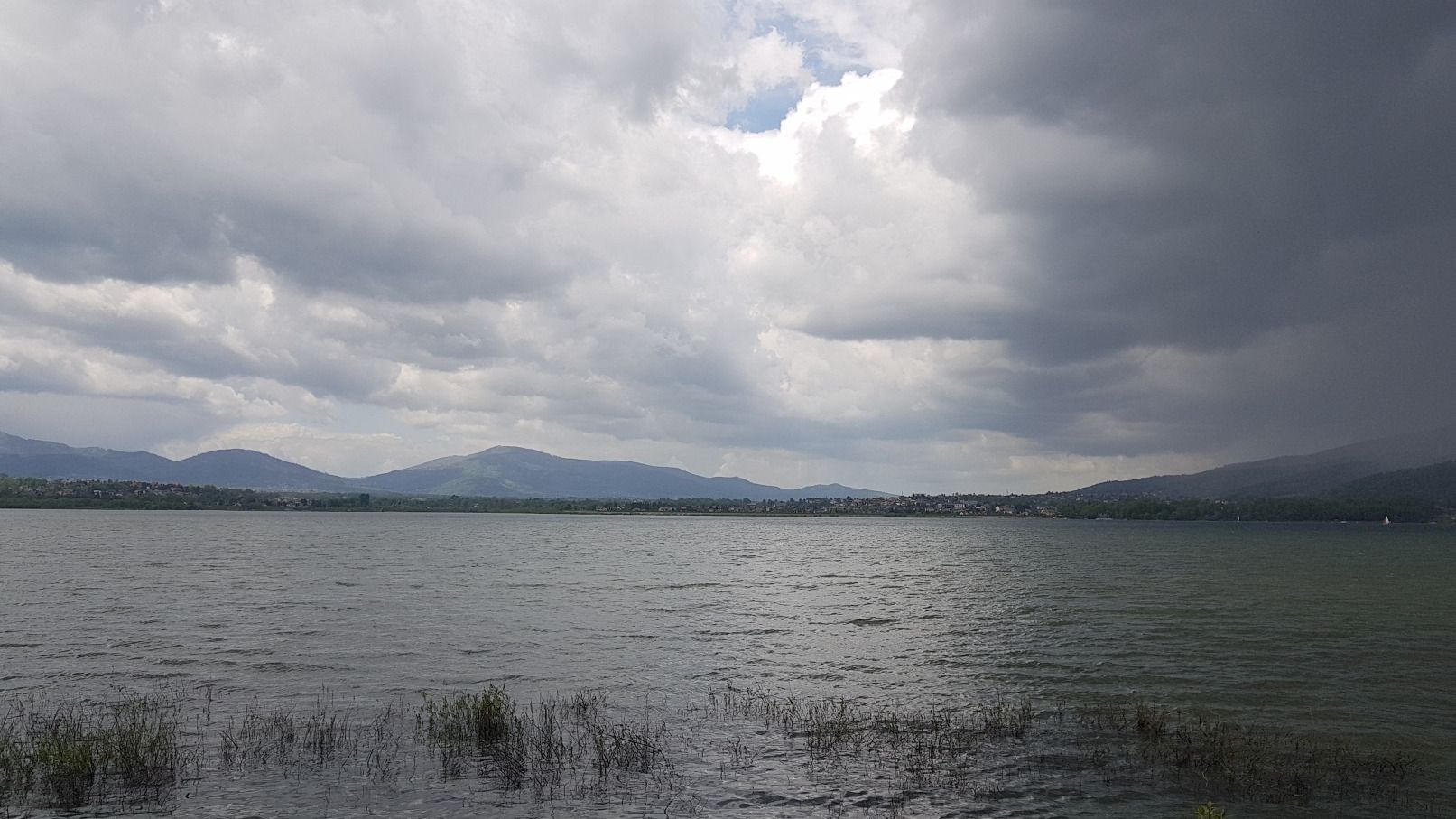 Burza na jeziorze.