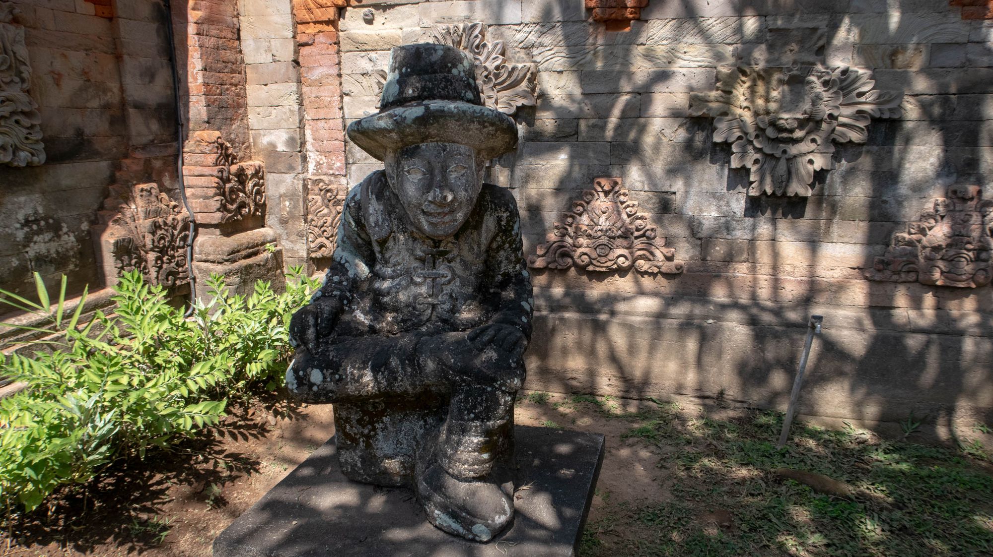 A statue of a Dutchman or Portuguese? I found similar statue which was identified as Portuguese sailor in another museum in Bali 