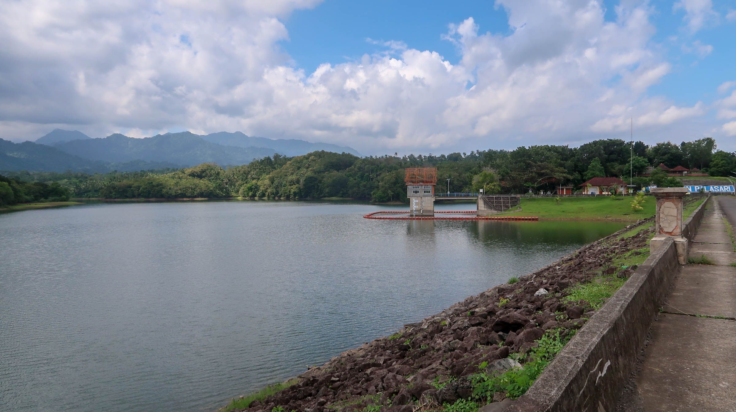 The road by the side of the dam that you could walk on while enjoying the scenery.