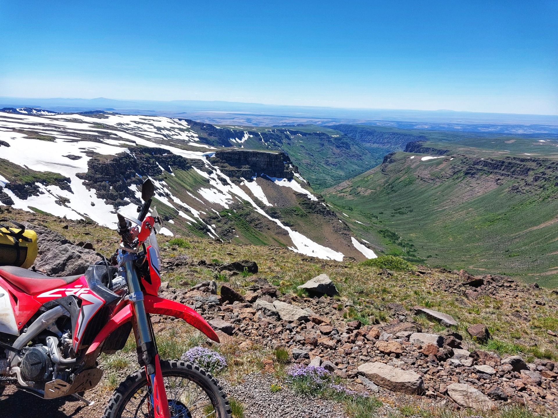 Von Schneefeldern in die Wüste: Ein Tag zwischen Steens Mountain und der Alvord Playa