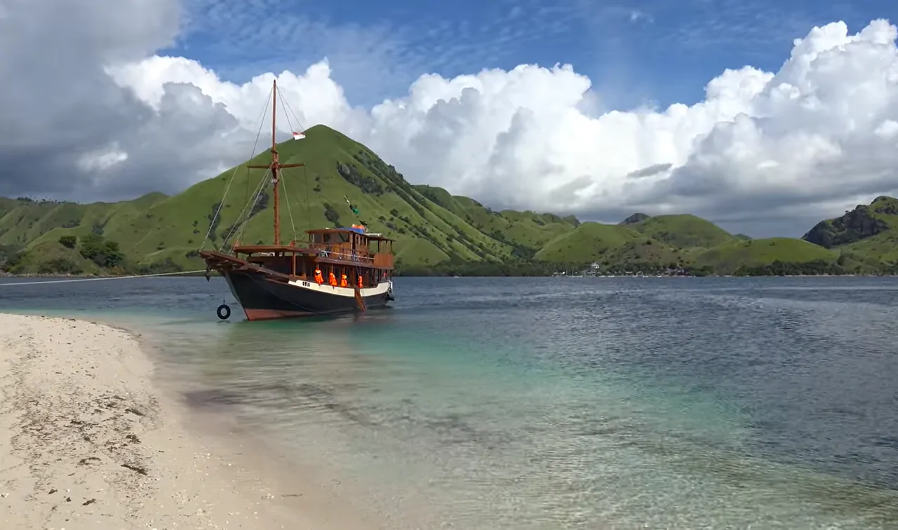 When the boat arrives at the shore of Lake Komodo         