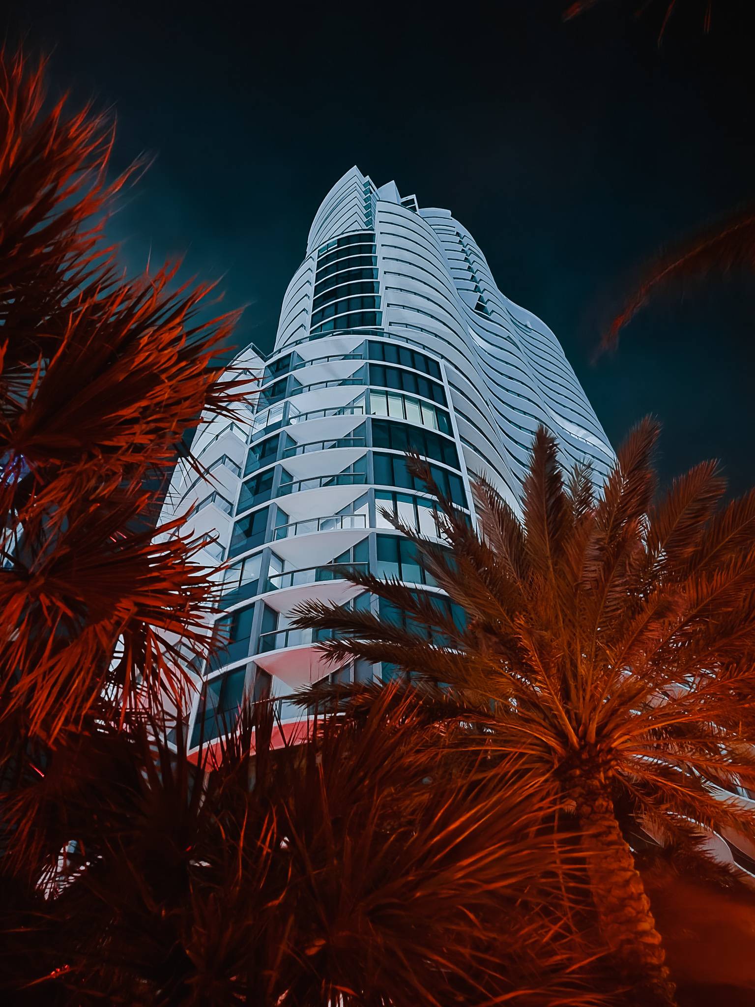Miami at Night: Exploring the Limits of Night Mobile Phone Photography