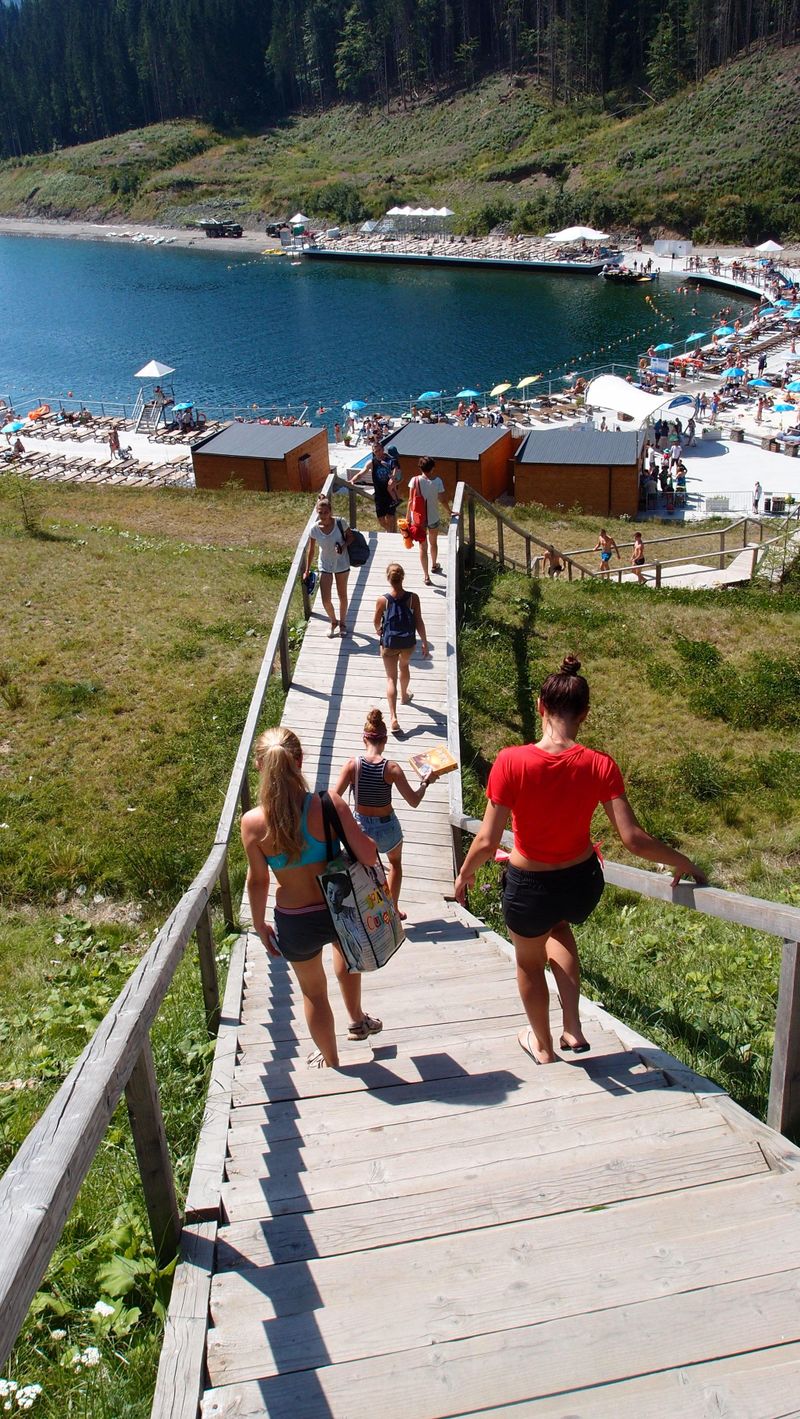 There is a convenient descent from the wooden boards to the lake
