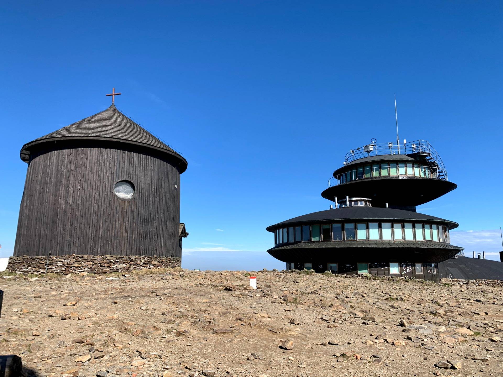 Szczyt Śnieżki - obserwatorium meteo oraz kaplica św. Wawrzyńca