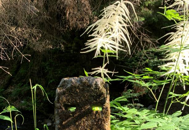 Początek Wisły - źródło Malinki. Leśna sztuka, suche źródło i... monumenty jak z Rapa Nui.