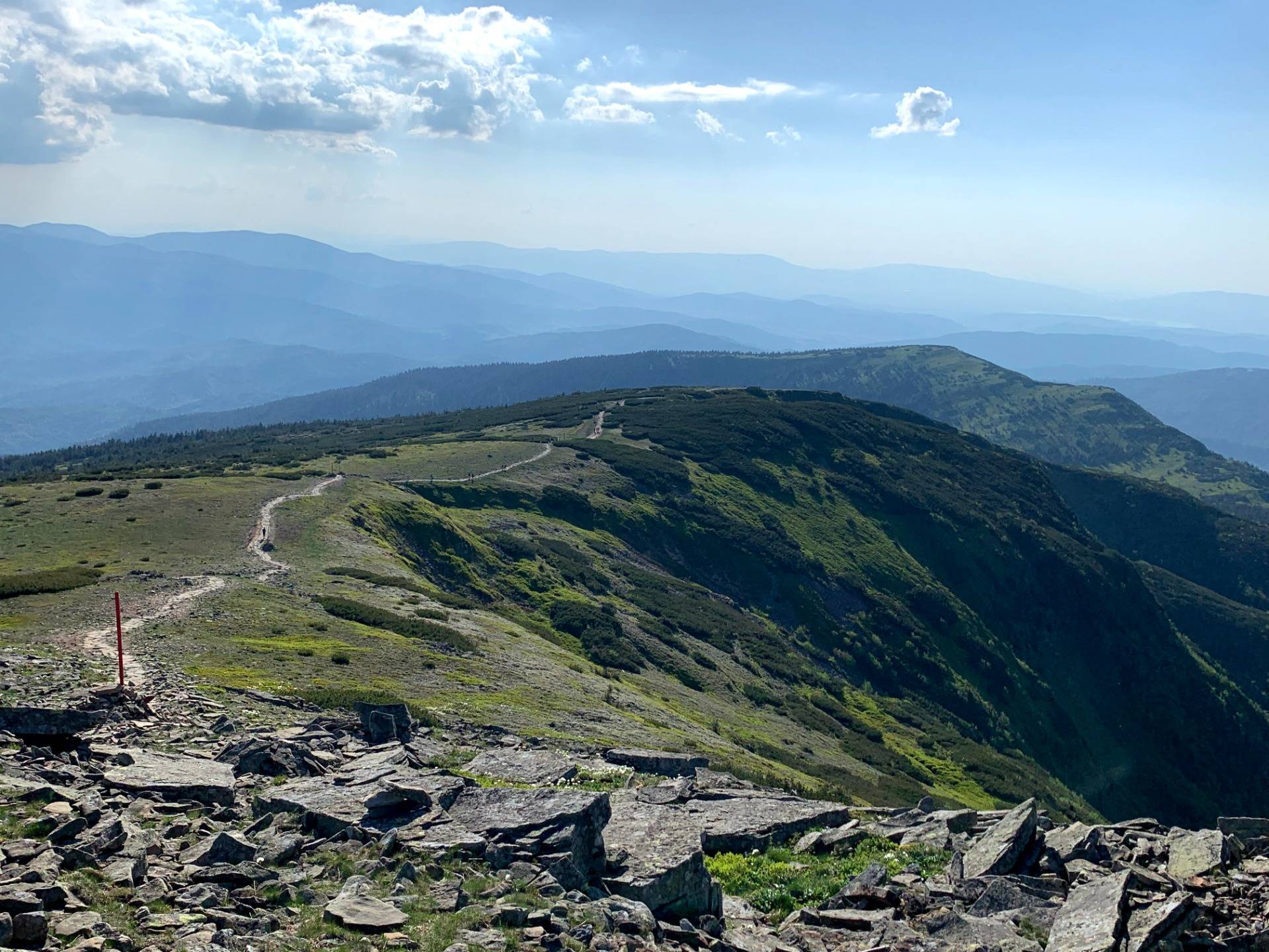 Babia Góra, widok ze szczytu w kierunku przełęczy Brona