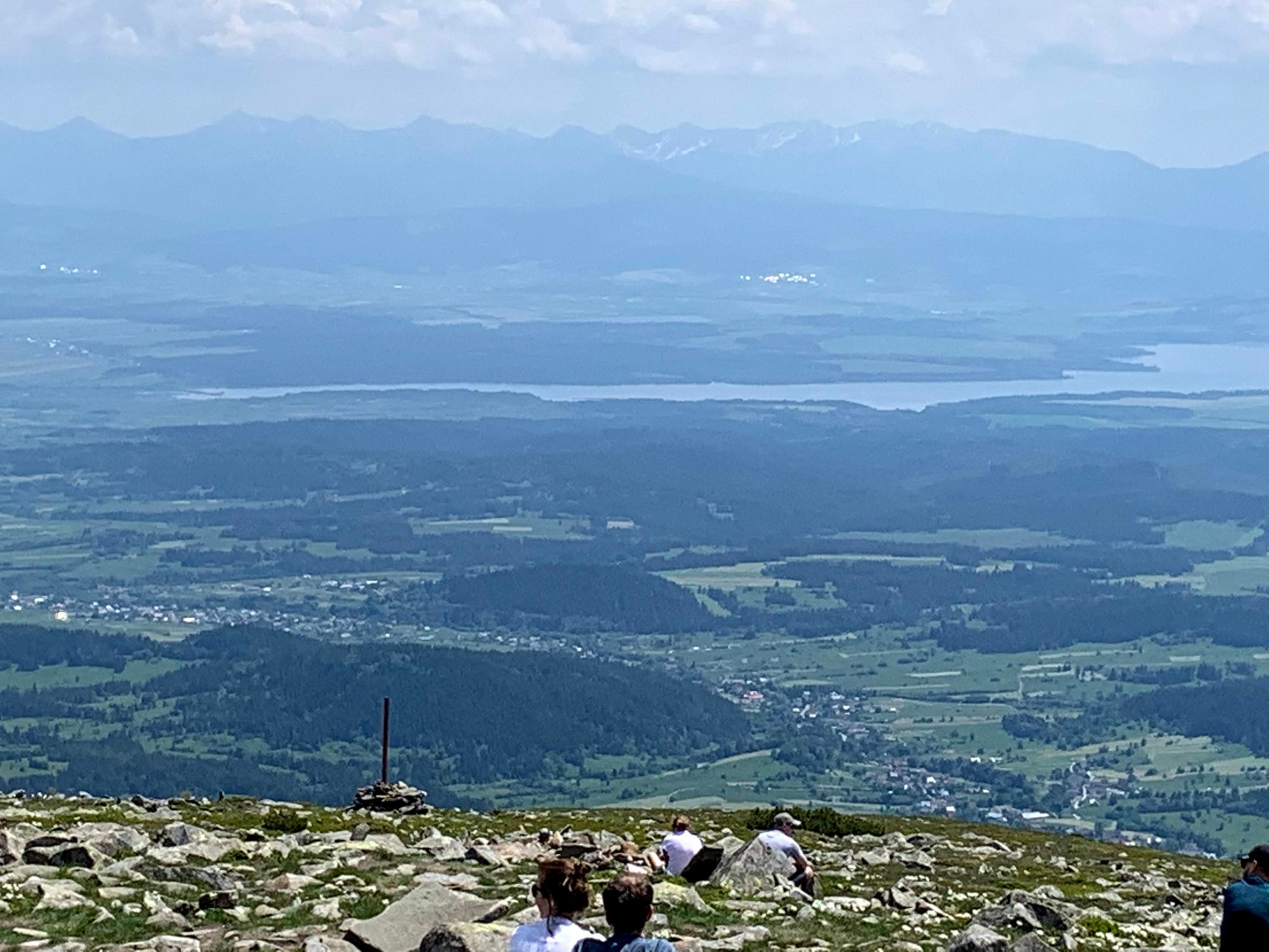 Widok z Babiej Góry na jezioro Orawskie i Tatry