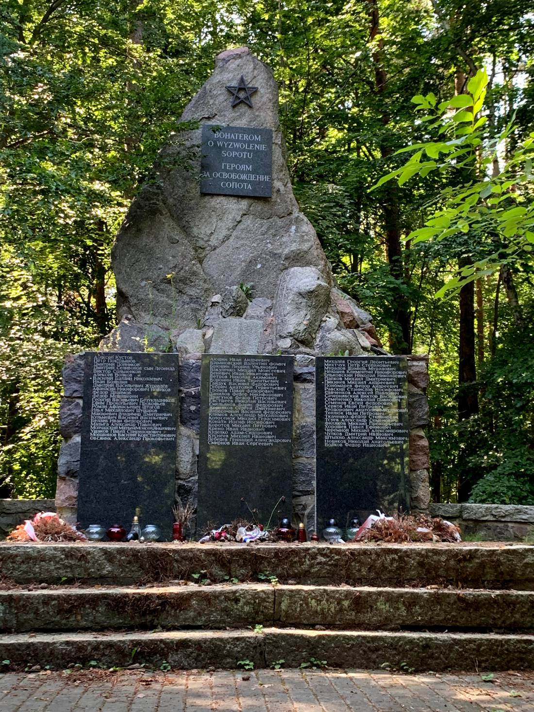Pomnik żołnierzy radzieckich w Sopocie, okolice Opery Leśnej