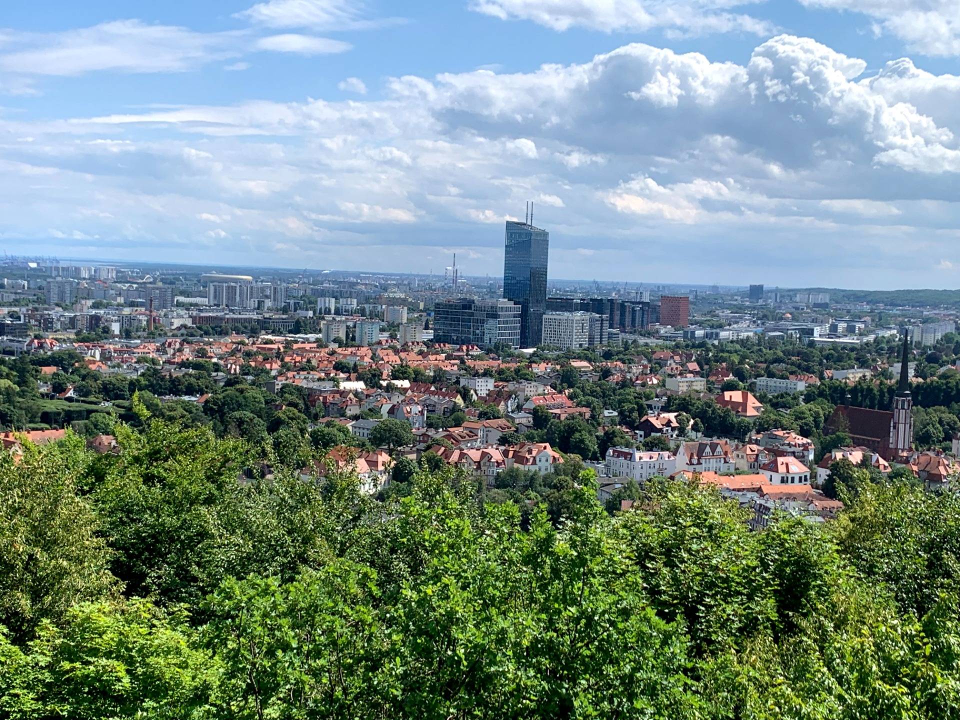 Panorama Gdańska z wzgórza Pachołek. Najwyższy budynek to Olivia Star.